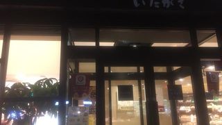 カフェ併設の店舗です