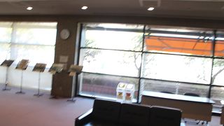 八条口の正面、新幹線車内から見えます