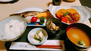 (別館すが井)穴子が有名で穴子の箱飯は、ウナギのひつまぶしと同じようにいただけます