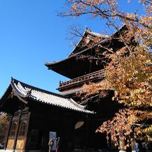 三門の上に行く入り口