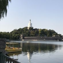 小島にチベット仏教の仏塔が建っています