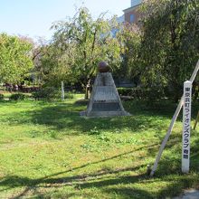 緑地にあるモニュメント(「花の都中央区宣言」など)