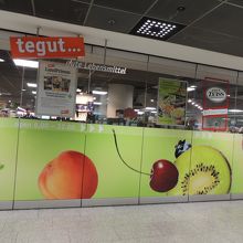 店内レジの数は少なく並ぶ