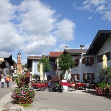 カフェやレストランが並んでいます