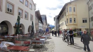 開放的な雰囲気のメインストリート