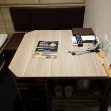 テーブルが大きく、部屋での食事も便利です。