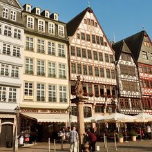 中央のこの像です