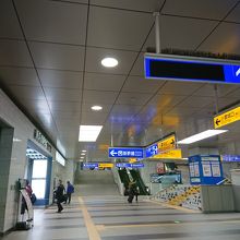 右手に新幹線口