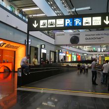 到着ゲートから空港駅まで徒歩で約数分です