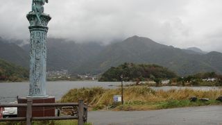 天使の像が目印です