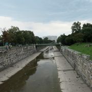 中央部に運河がある大きな公園