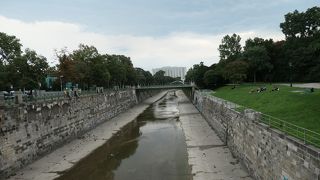 中央部に運河がある大きな公園