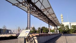 町に向かって延びる線路が旅情を感じさせました