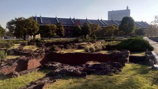 質感のある当時のレンガで作られた土台