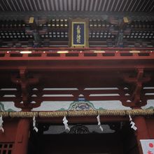 楼門の「東照大権現」の扁額と中央の「獏（ばく）」の彫刻