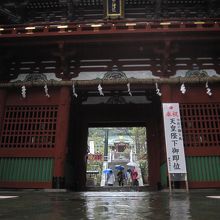 楼門から唐門・拝殿を望む