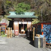 大きな水晶玉が祀られています