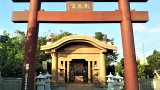 赤い大きな鳥居。