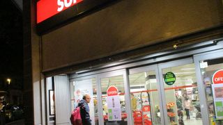 ちょっとした食べ物、フルーツなどを買うのに便利なミニスーパー。