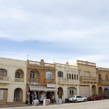 神殿の周辺には低層の建物が続いています。