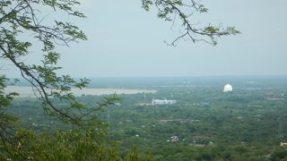 150以上の仏塔と僧院