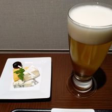 生ビールとチーズ盛り合わせのオードブル