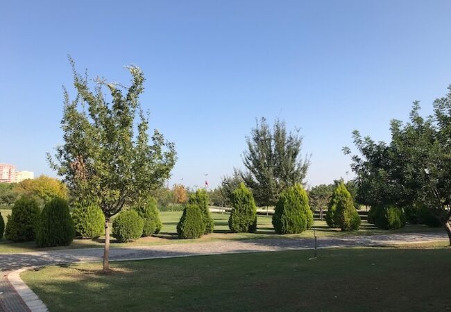 サバンジュ中央モスクの北側に広がる広大な公園