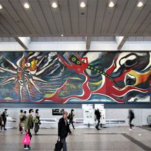 井之頭線へ向かう通路の岡本太郎の壁画
