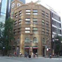 歴史を感じさせる北浜の有名な建物です。