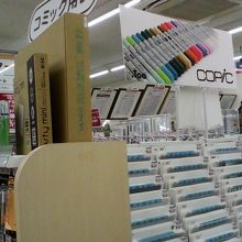 フロアの奥ではスクリーントーンなど漫画道具も売ってます
