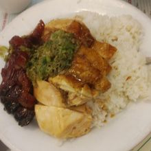 ご飯に鶏等が乗っていました