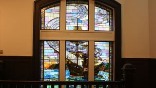 美しいステンドグラスを見れます。