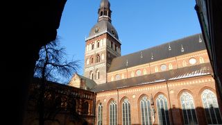 外見のシックさも趣が良いですが、やはりステンドグラスの美しさが最高！