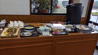 レストランでバイキングをいただきました