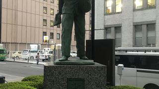 新聞配達青年を称える。