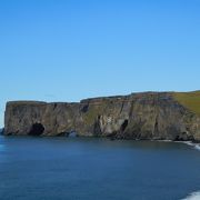 海に架かる岩の橋（穴のあいた岩）が見える絶景ポイント