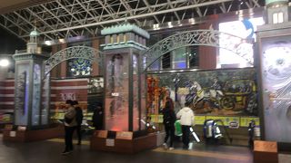 横浜ポルタ入口のガラスオブジェ