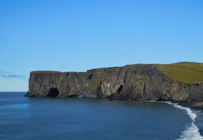 海に架かる岩の橋（穴のあいた岩）が見える絶景ポイント