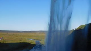 滝の裏側に行けるよ