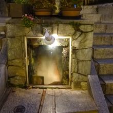 途中、温泉が流れています