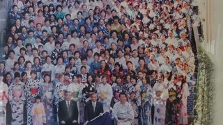 ポスターにもなっているかなり前の、石段を埋め尽くすほどの記念写真を真似て、現代版やフラガール？達の記念写真もあります。