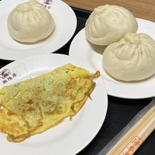 肉まんは肉汁ジュワ～卵焼きはネギ入りのシンプルな味わいです。