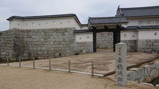 復元された本丸門