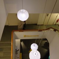 ドリンクコーナーからのぞいたショット下はフロント