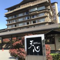 阿知川沿いに建つ大きなホテルです。