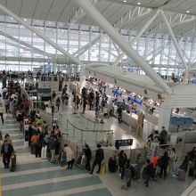 相変わらず長蛇の列。