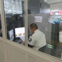 X線検査機のモニター前。その２。