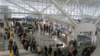 国際線ターミナルの運営の非効率性は一向に改善されていません。