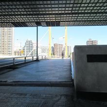 南東詰の親柱辺りからの様子