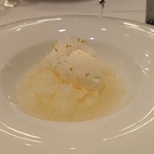 最後のデザートは、梨のピューレ